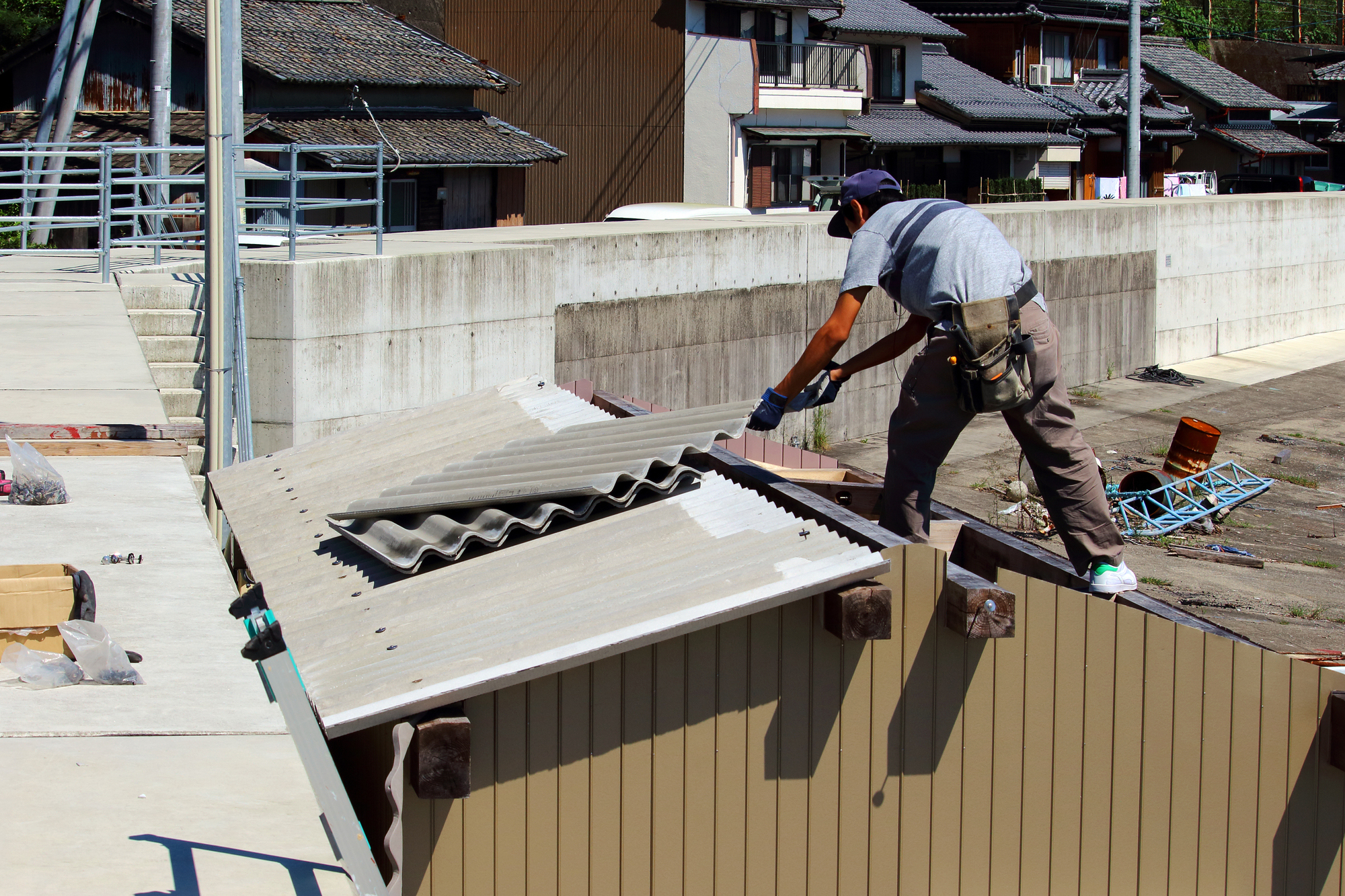 倉庫の屋根を修理する3つの方法と費用相場